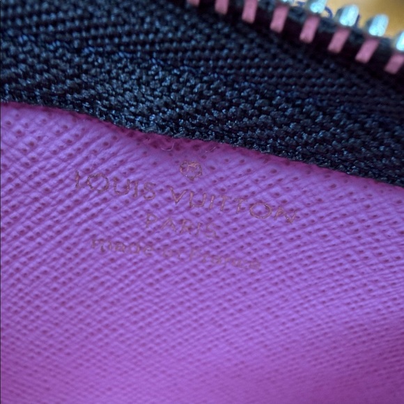 Louis Vuitton Christmas/Holiday Vivienne
Animation Key Cles Pouch- Paris - Picture 6 of 10